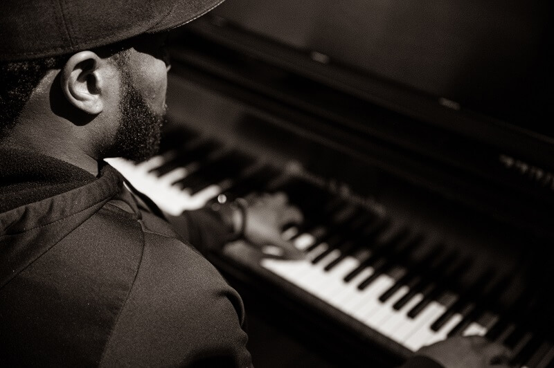 man-playing-the-piano-3941876_web