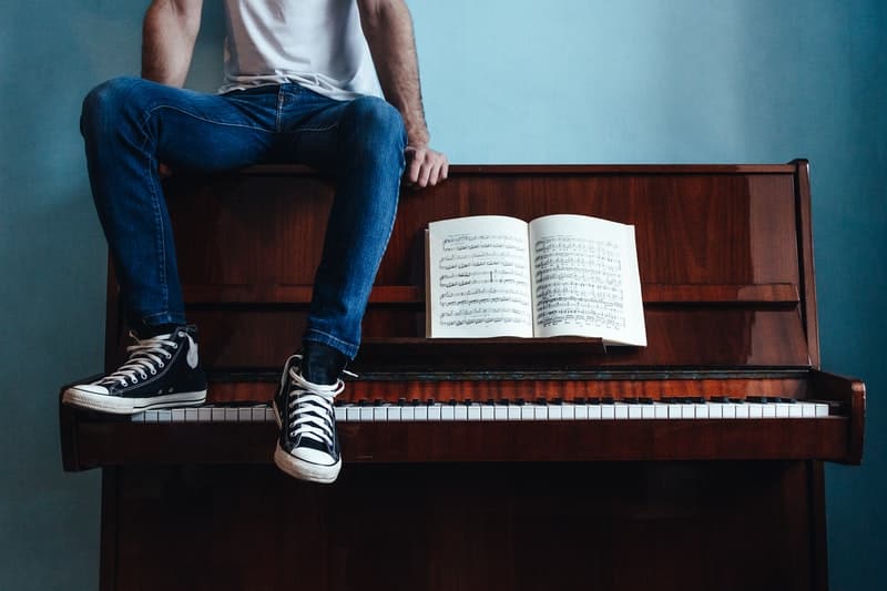 Pianotoetsen van bovenaf gezien bij het oefenen van toonladders